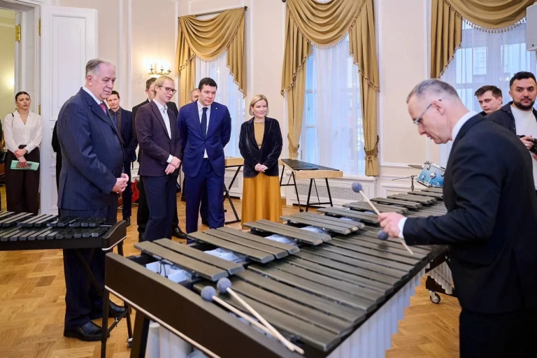 Ольга Любимова провела совещание по вопросам оснащения образовательных организаций музыкальными инструментами Ольга Любимова провела совещание по вопросам оснащения образовательных организаций музыкальными инструментами